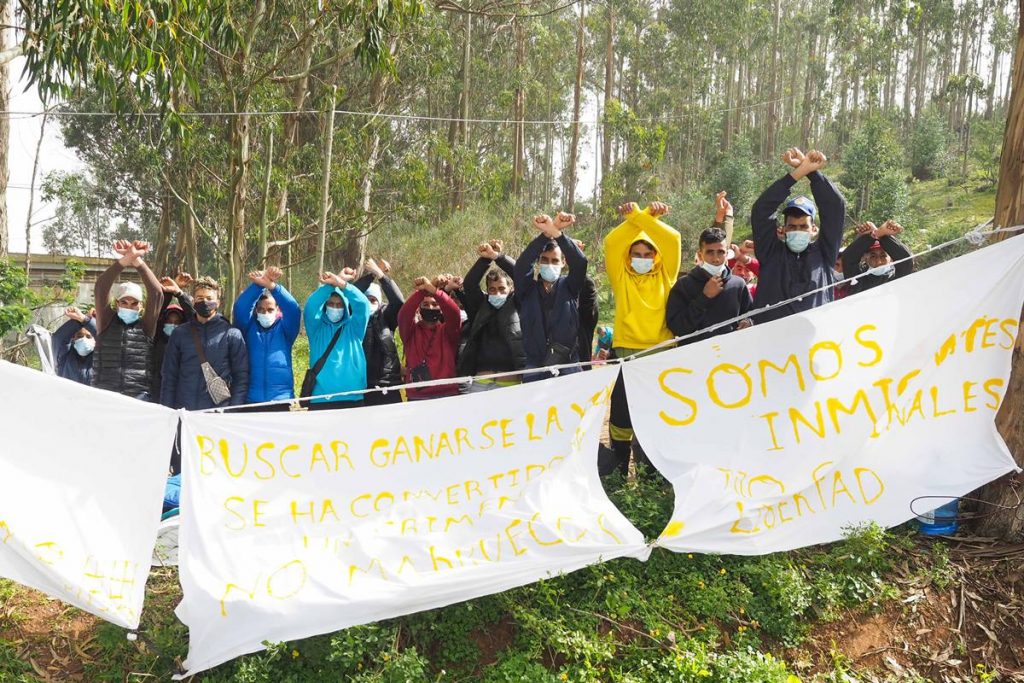 Los migrantes pasaron la noche en el bosque de eucaliptos y se manifestaron con pancartas que rezaban “No al racismo” y “los inmigrantes no son criminales”. Foto: Fran Pallero