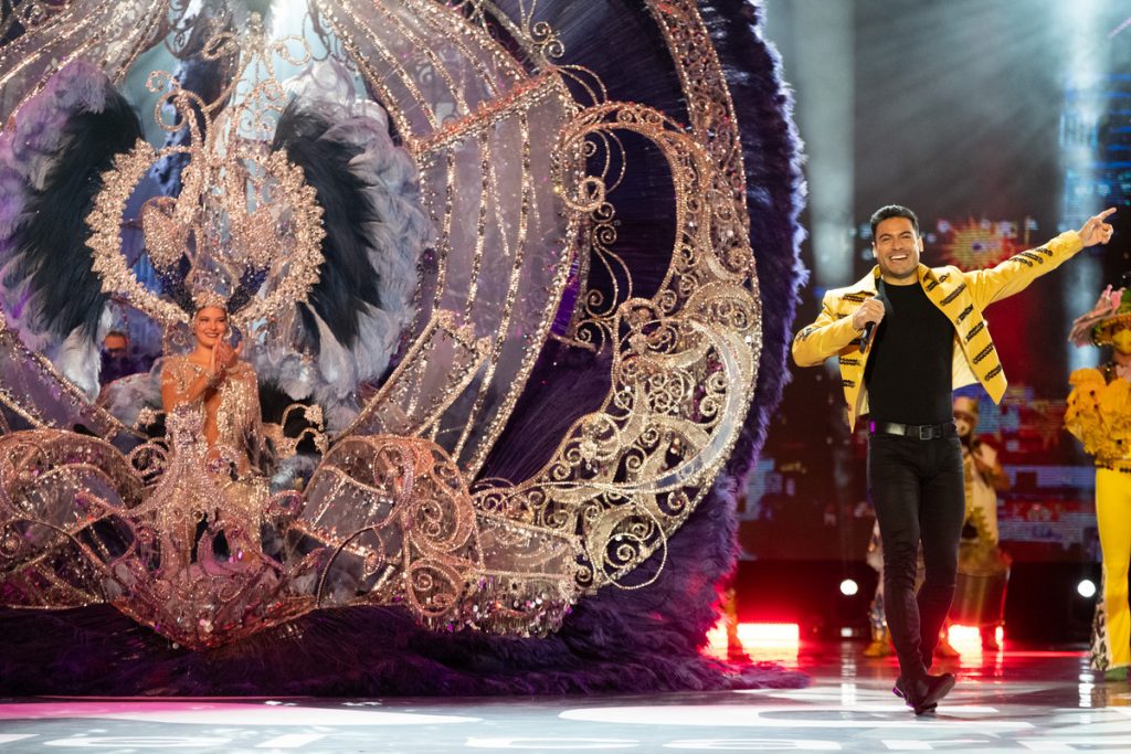 Junto a la reina adulta del Carnaval, Sara Cruz, y a integrantes de las comparsas, el cantante mexicano derrochaba ayer energía en el escenario. FRAN PALLERO