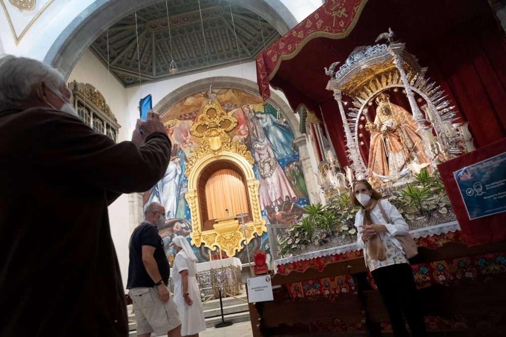 La Patrona de Canarias, colocada en el trono junto al altar mayor, desde hace unos días y de donde no se podrá mover en su festividad, por las restricciones sanitarias. Fran Pallero