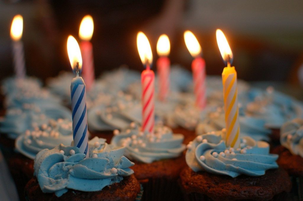 Celebración de un cumpleaños en una imagen de recurso. Pixabay