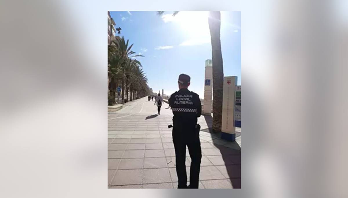 Un agente de Policía Local en el Paseo Marítimo de Almería - AYUNTAMIENTO DE ALMERÍA