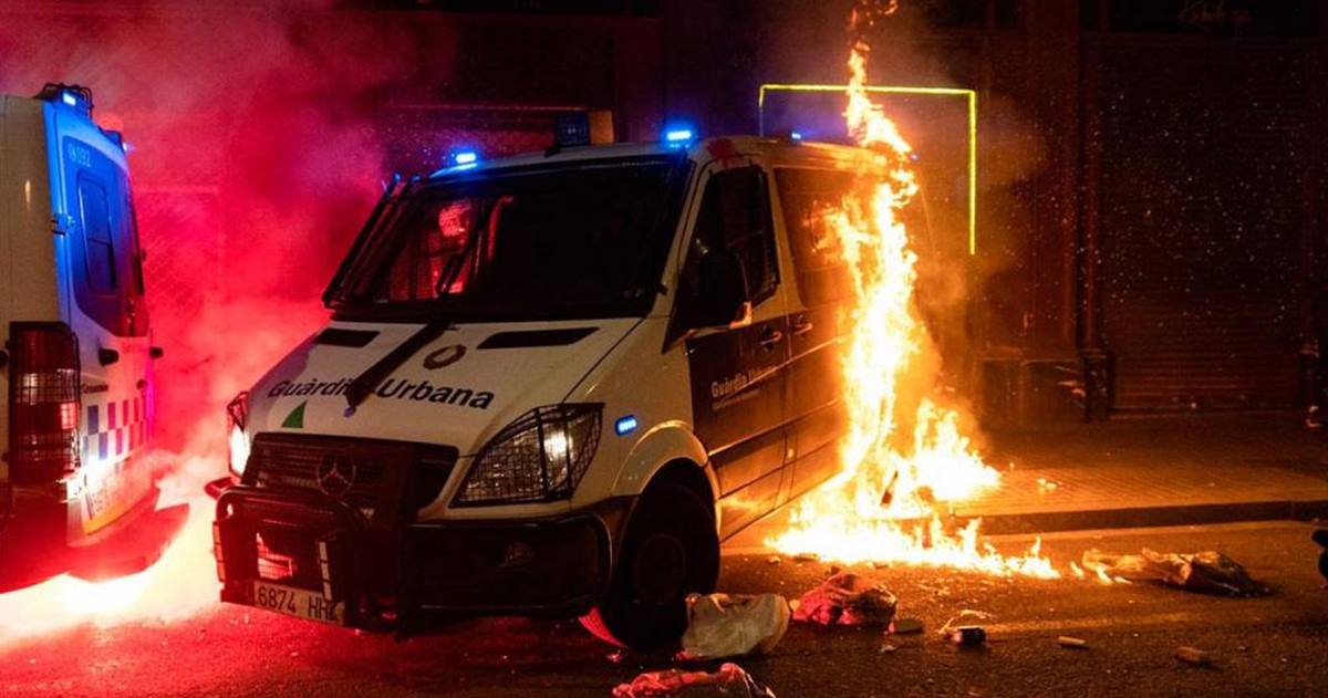 Imagen de la furgoneta a la que han prendido fuego los radicales pro-Hasél / TWITTER