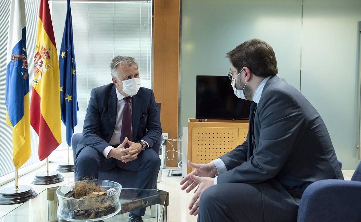El presidente de Canarias, Ángel Víctor Torres, y el secretario de Estado de España Global, Manuel Muñiz. EP