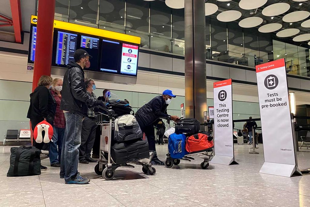 Viajeros en el aeropuerto de Heathrow, en Londres