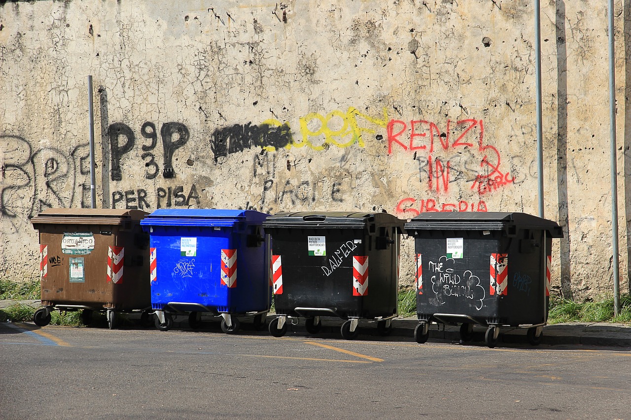 Contenedores de basura en una imagen de recurso. Pixabay