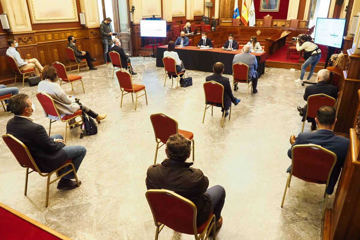 La última reunión de la Mesa de Recuperación tuvo lugar ayer en el Salón de Plenos del                  Ayuntamiento de Santa Cruz. Sergio Méndez