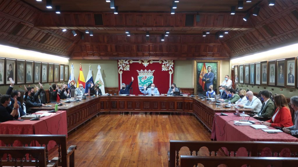 El Pleno municipal del Ayuntamiento del Puerto de la Cruz debatió ayer durante casi cuatro horas la cuenta consolidada de este año que supera los 37 millones de euros. DA