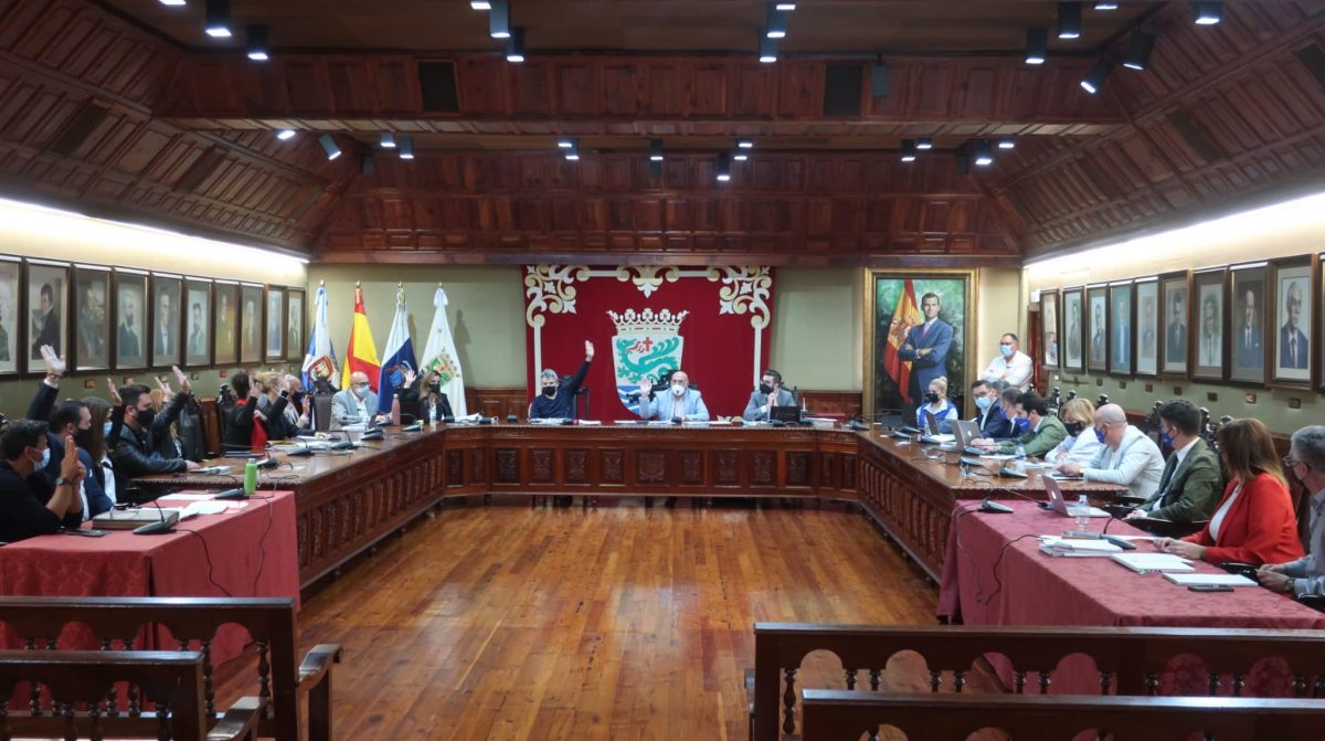 El Pleno municipal del Ayuntamiento del Puerto de la Cruz debatió ayer durante casi cuatro horas la cuenta consolidada de este año que supera los 37 millones de euros. DA