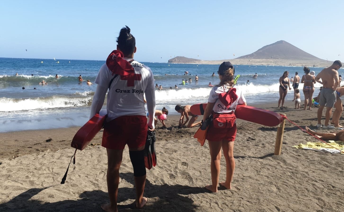 Socorristas en las playas de El Médano, en Granadilla de Abona. DA