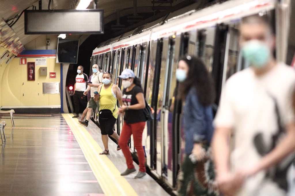 Pasajeros con mascarilla en el Metro de Madrid