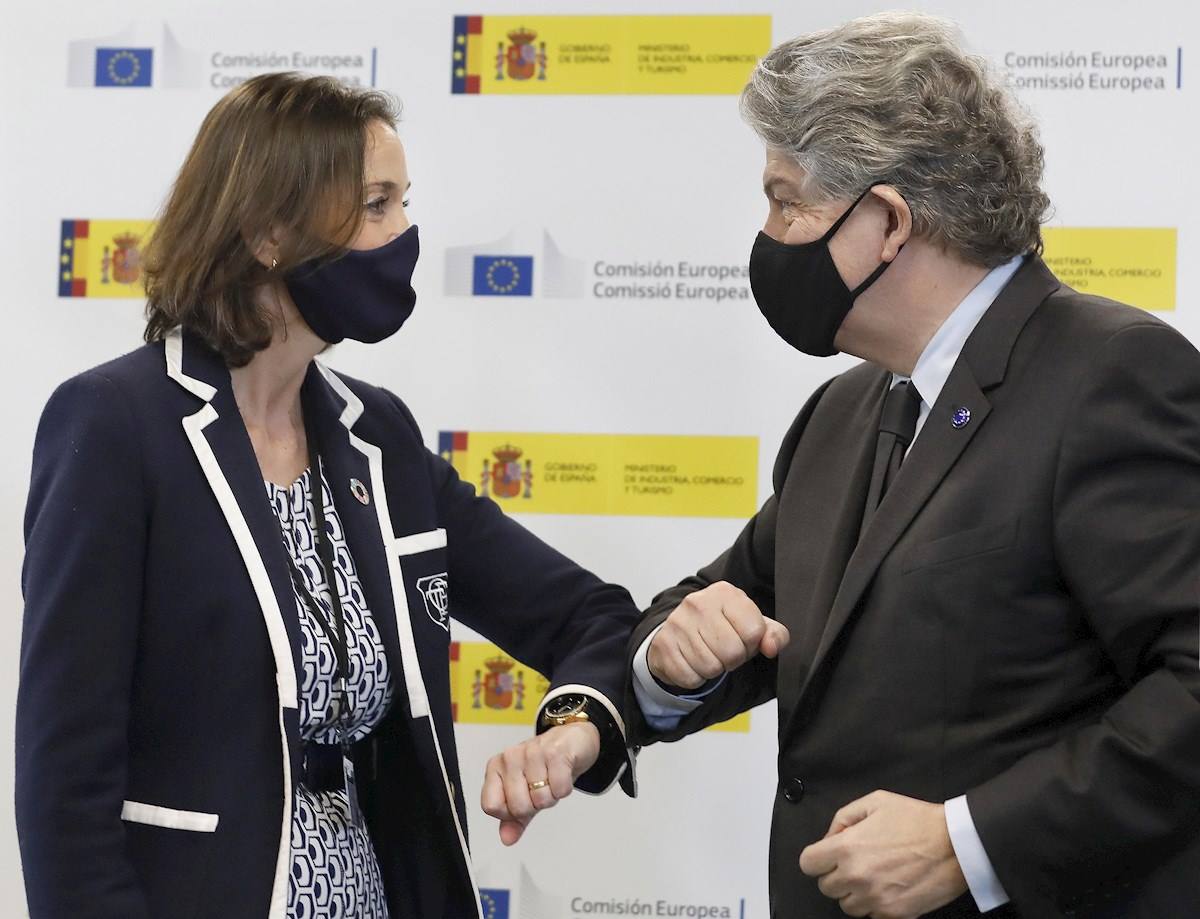 La ministra de Industria, Reyes Maroto acompañada por el comisario europeo de Mercado Interior, Thierry Breton (d). EFE/ Andreu Dalmau