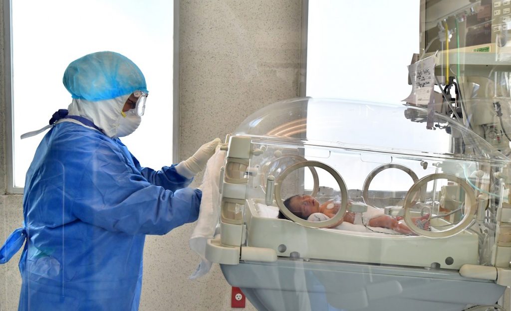 Un análisis realizado al cordón umbilical mostró que la niña había nacido con anticuerpos de la covid-19. EFE/ Jorge Núñez/Archivo