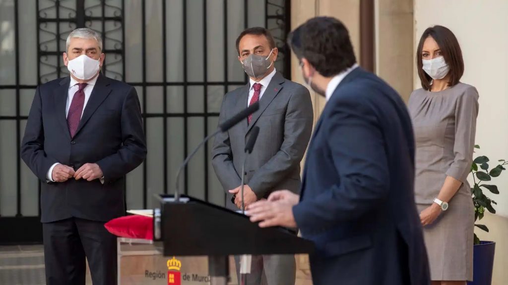 El presidente de Murcia Fernando López Miras (2d) durante la toma de posesión de los nuevos consejeros, Valle Miguelez (d), Francisco Alvarez (i) y Antonio sánchez.