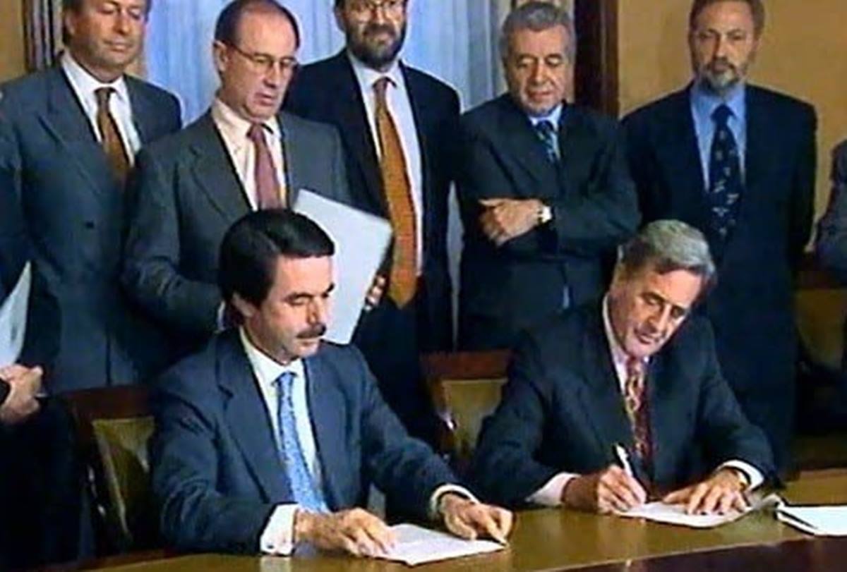 La firma del acuerdo entre el PP y CC para la investidura de José María Aznar en 1996. DA
