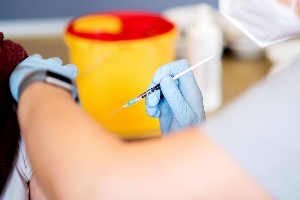 España detecta un caso de trombosis a un paciente vacunado con AstraZeneca. EP