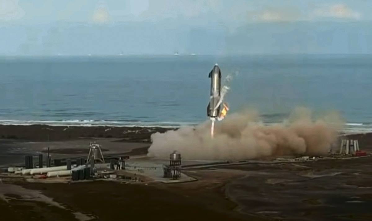 Momentos finales del descenso propulsado. En la imagen se pueden apreciar las primeras llamaradas debidas a un escape de metano que acabaría provocando la explosión de la nave ocho minutos después de completar el aterrizaje. SpaceX