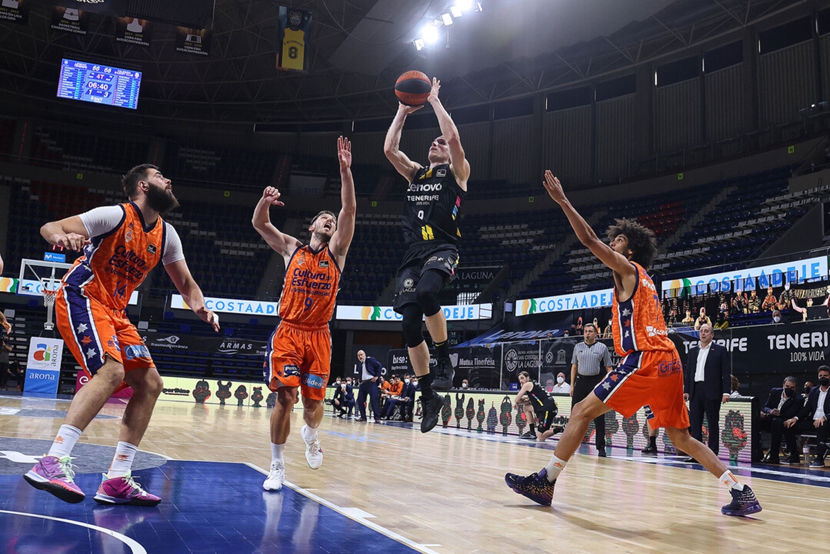 El Lenovo Tenerife se hace gigante ante el Valencia (90-86)