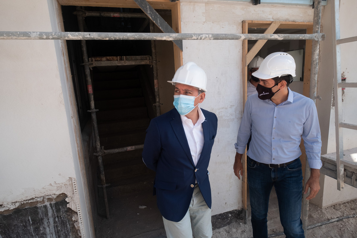 José Manuel Bermúdez y Juan José Martínez, en la última visita a las viviendas en construcción de El Tablero