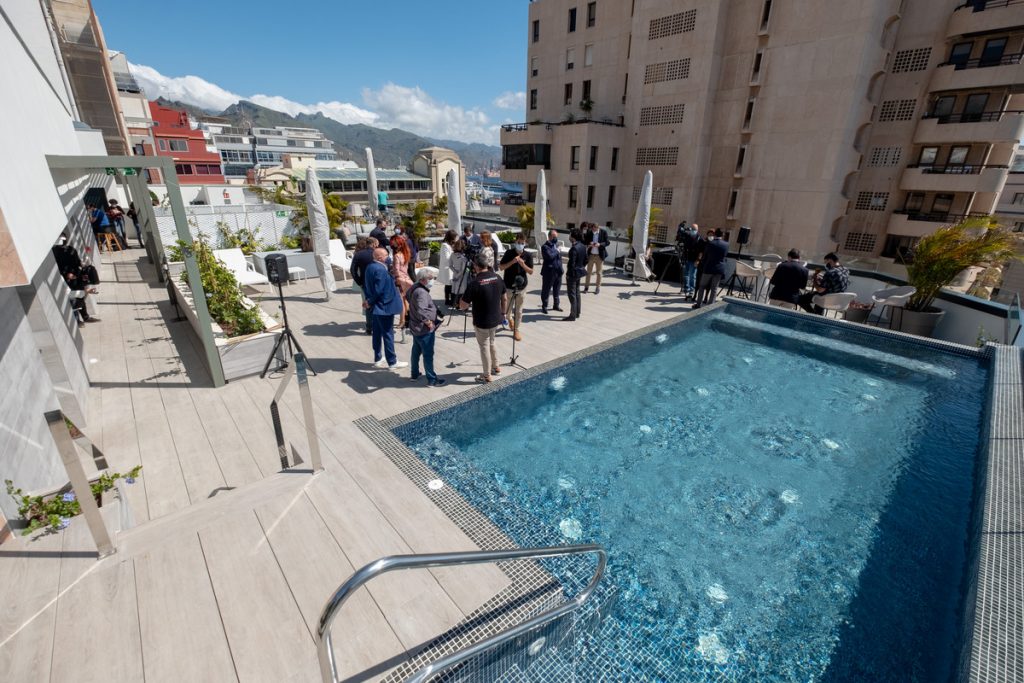 La sexta planta del hotel se remata con una terraza en la que hay una pequeña piscina y ofrece vistas de toda la ciudad. Fran Pallero