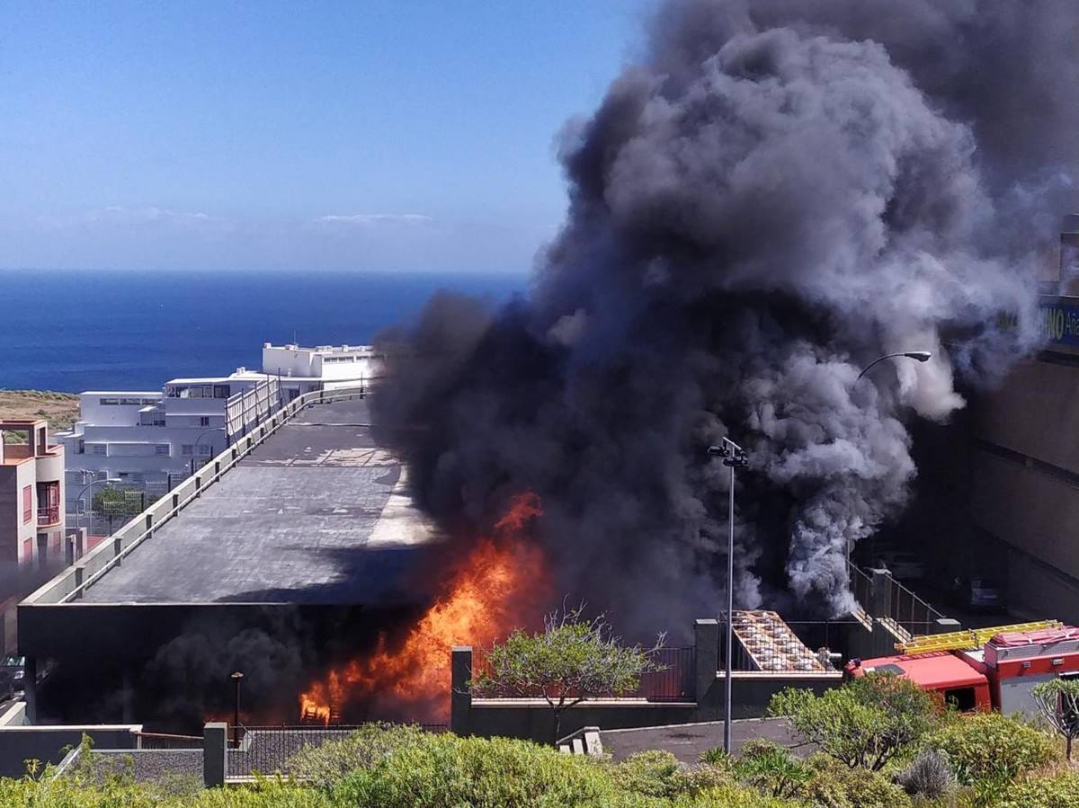Incendio en una nave comercial en Añaza. 