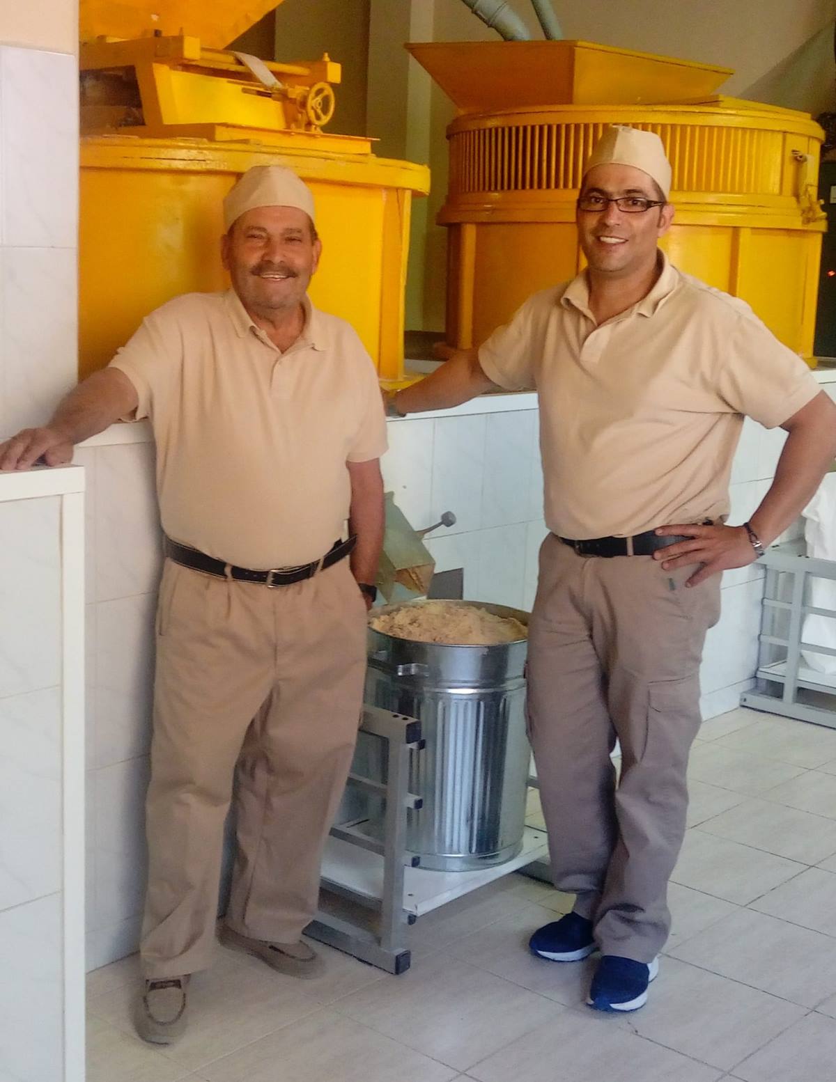 Juan Manuel Casanova, propietario del molino (izquierda) y su hijo Semidán, hoy al frente del negocio. DA