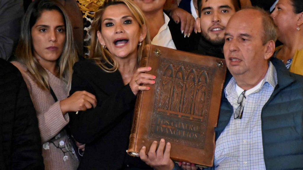 Jeanine Áñez tomando posesión con una Biblia gigante.