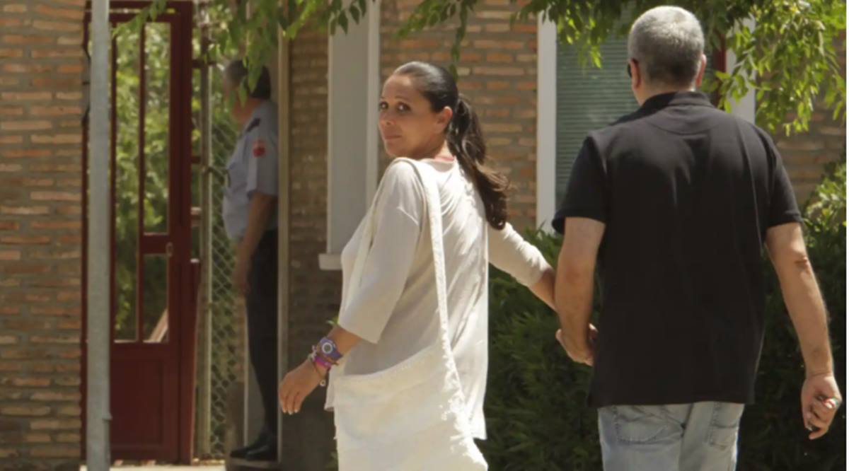 Isabel Pantoja junto a su hermano Agustín en una de sus entradas a la cárcel. El Español