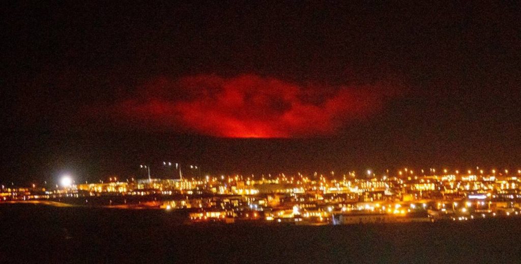 Entra en erupción un volcán cerca de la capital de Islandia. Twitter