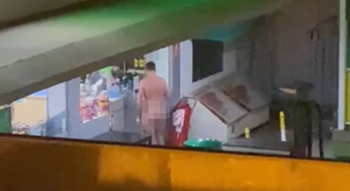 El joven, comprando en la gasolinera de Arguineguín completamente desnudo. Canarias Ahora