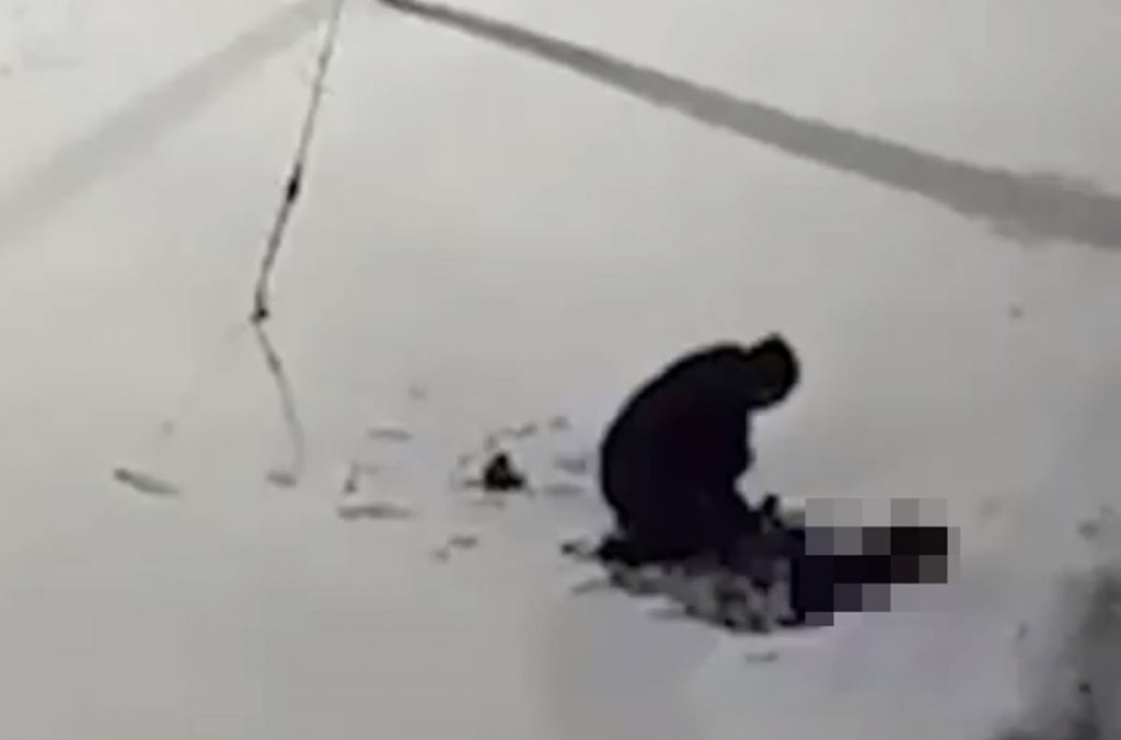 La nieve salva la vida a un niño de cinco años en Rusia. Twitter