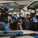 LAS RAÍCES MIGRANTES POLICÍA PROTESTA