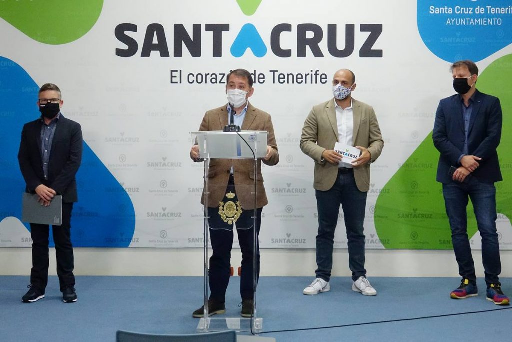 David Pérez, consejero delegado de Turismo de Tenerife; José Manuel Bermúdez, alcalde de Santa Cruz; Alfonso Cabello, edil de Tecnología, e Igor Lukic, organizador. DA