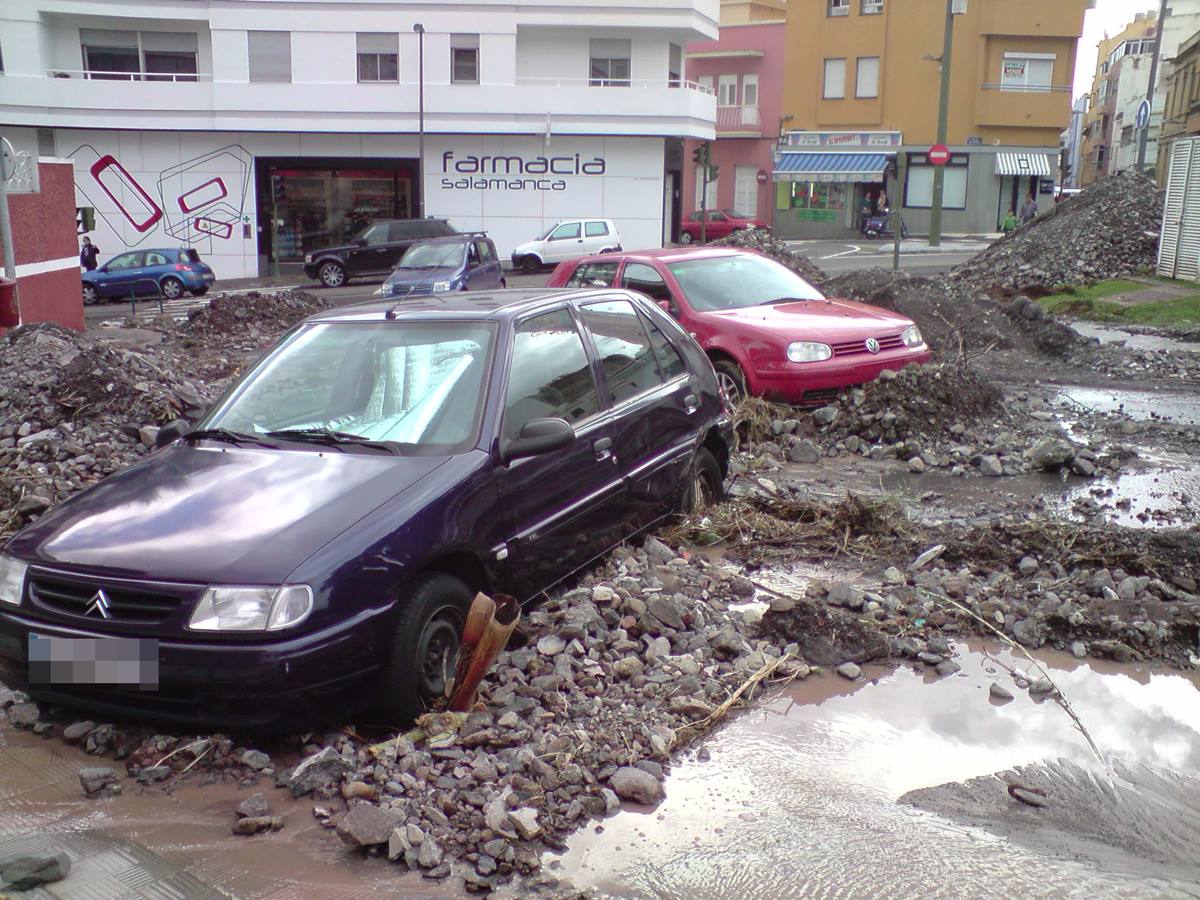 Varios vehículos en la zona del barrio de Salamanca tras el paso de la tormenta. S.M.