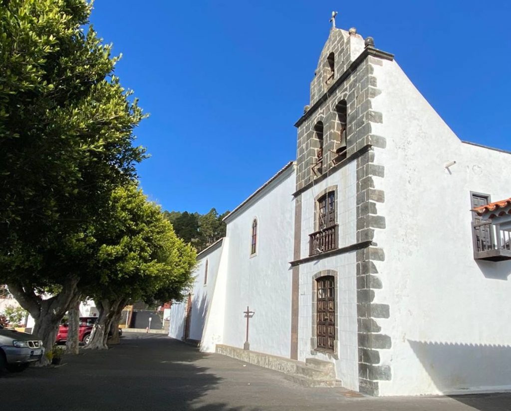 La parroquia de Fuencaliente, declarada BIC en abril de 1996, tiene sus orígenes en una antigua ermita. DA