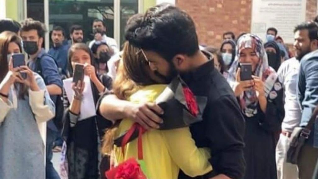 Expulsada de una universidad de Pakistán una pareja por abrazarse en el campus