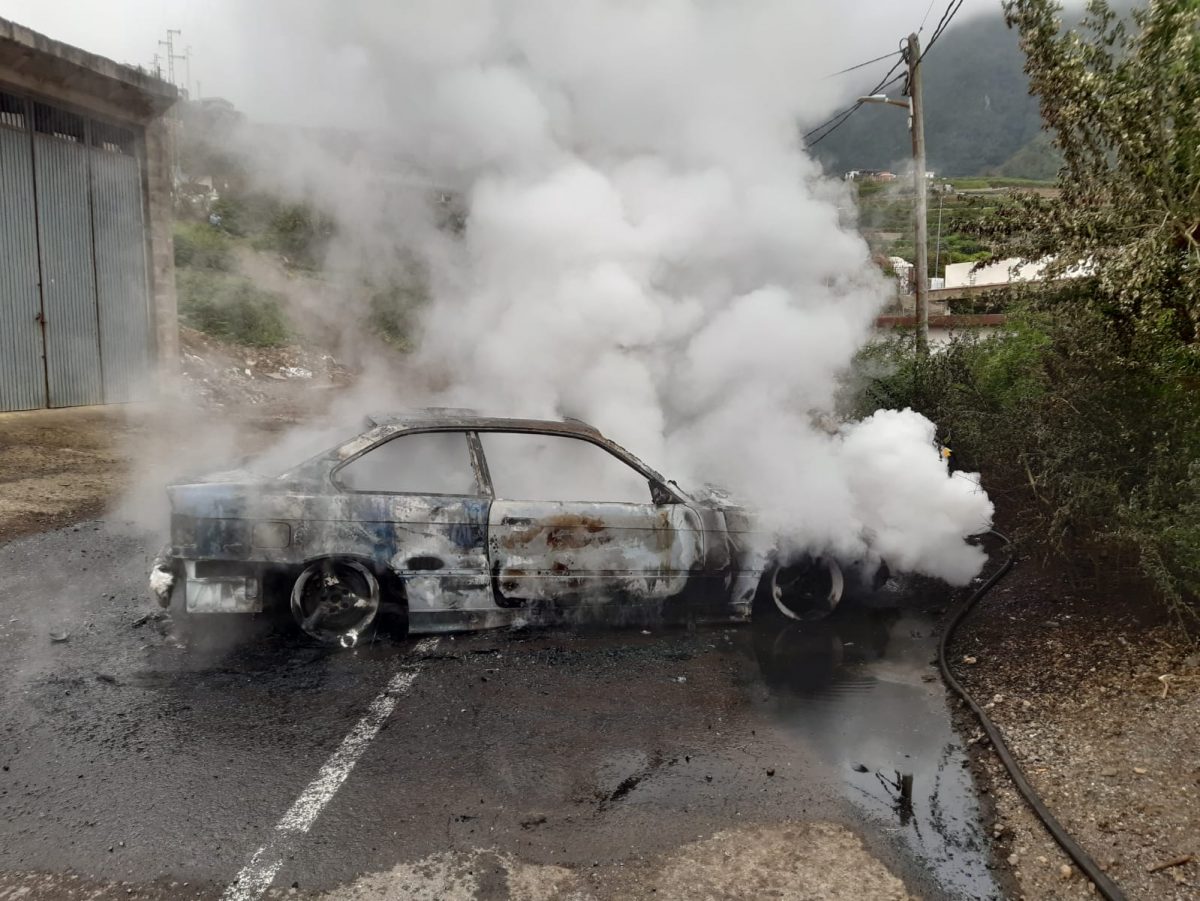 Vehículo incendiado en Los Realejos. Bomberos de Tenerife (Twitter)