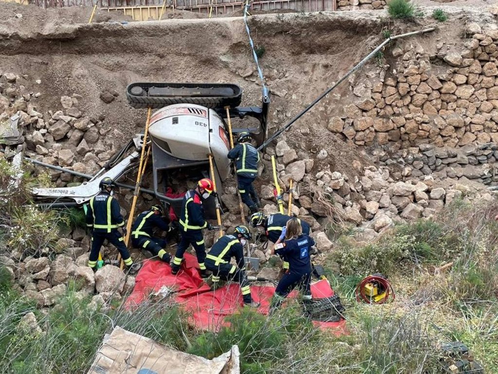 Varón herido grave al volcar la retroexcavadora con la que trabajaba en Tenerife