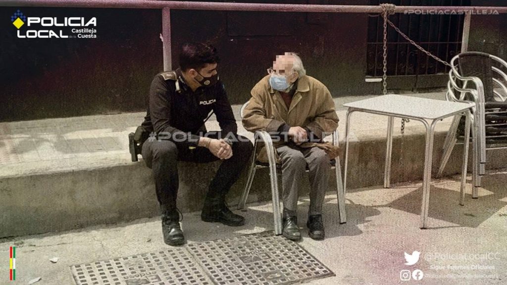 El agente se sentó junto al anciano, enfermo de Alzheimer, y esperó a que llegara su familia. Twitter