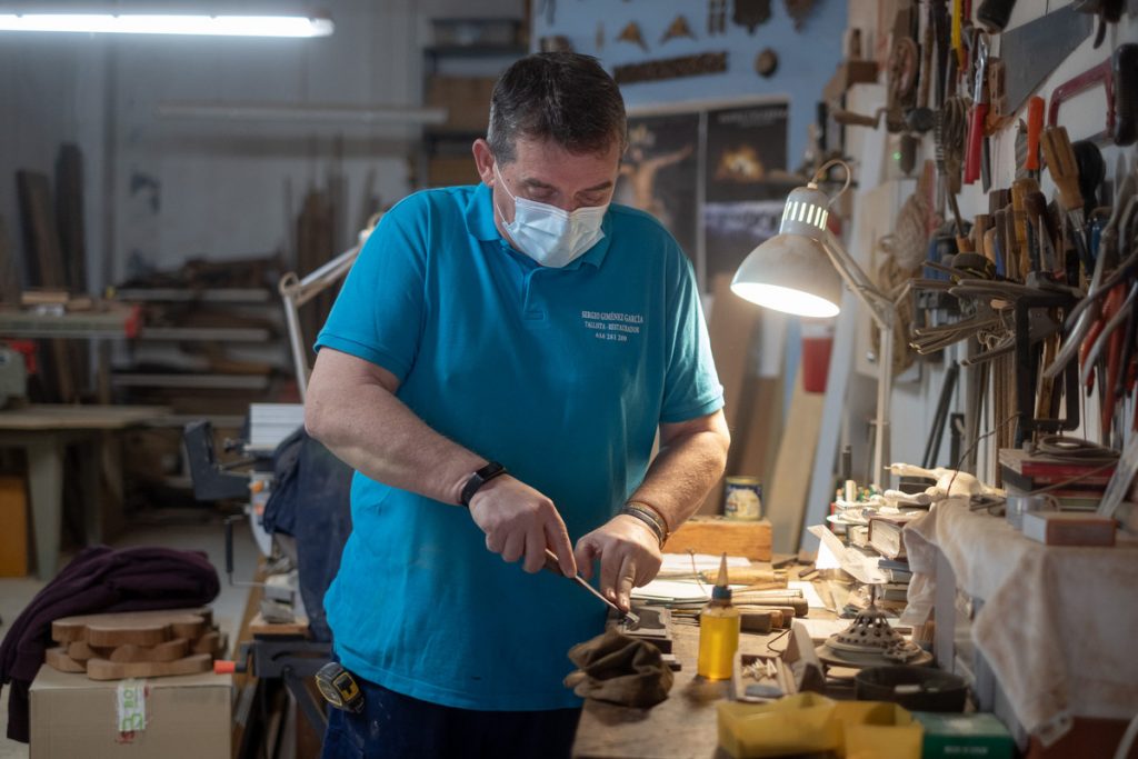Sergio Giménez en su taller de la calle San Juan Bautista de Santa Cruz. / Fran Pallero