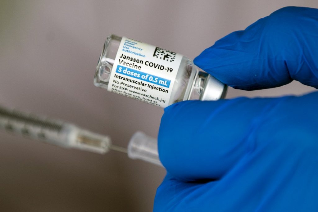 Esta nueva norma incluida en la Estrategia de detección de la COVID-19 solo se aplica a los vacunados con la pauta completa. EFE