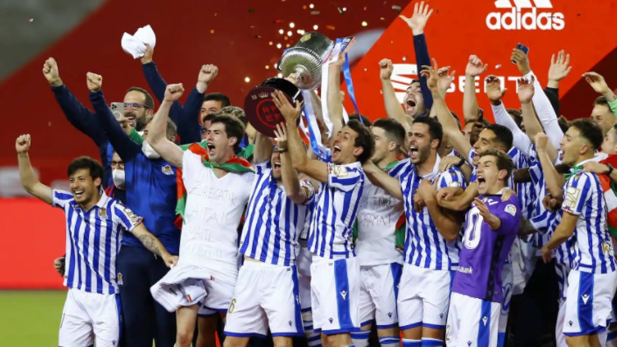 Los jugadores de la Real Sociedad celebran el título de la Copa del Rey 2019/2020 Reuters