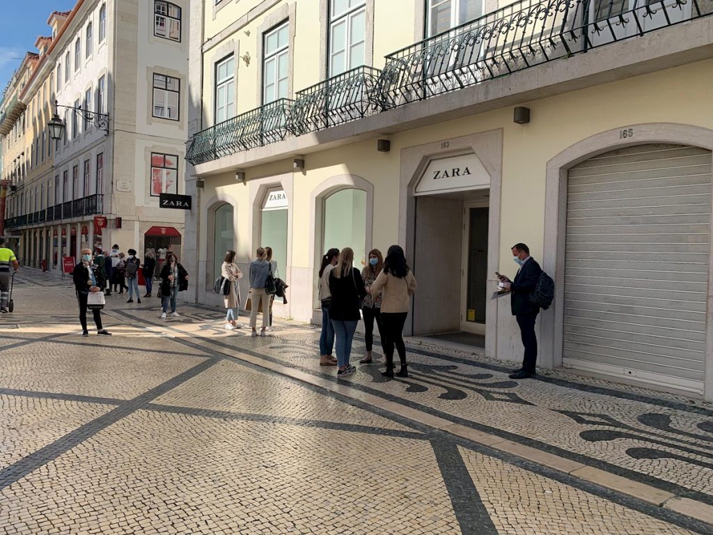 Fila de personas para entrar a la tienda de Zara de Lisboa. EFE /Andrea Caballero de Mingo/Archivo
