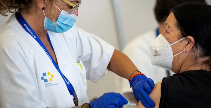 Medio millón de personas, inmunizadas contra el coronavirus en Canarias