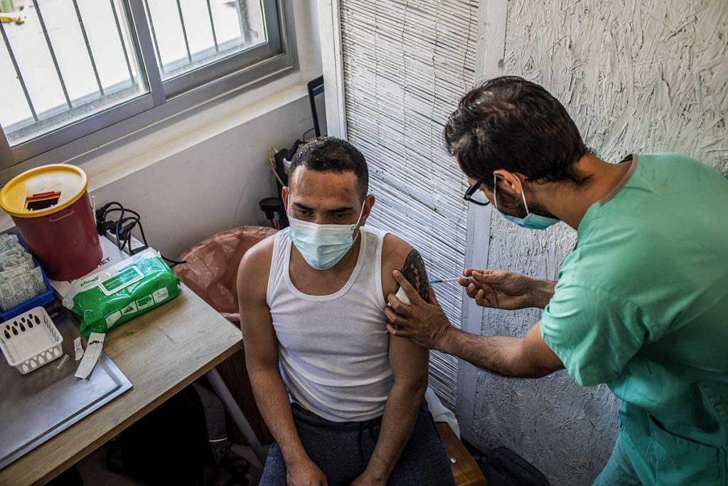 Un hombre recibe la dosis de la vacuna contra el coronavirus en Tel Aviv.