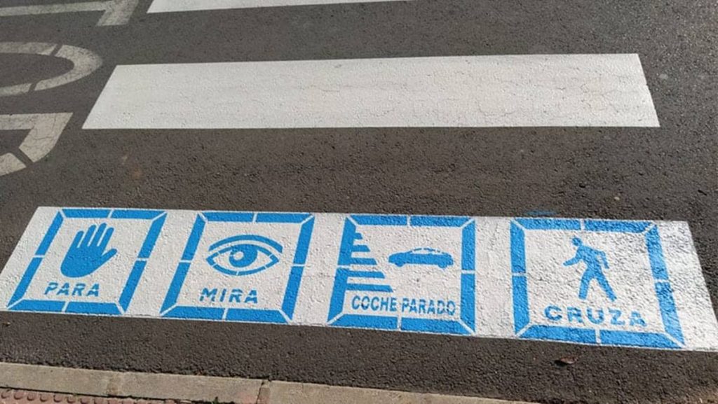 Los pictogramas reducirán los riesgos a la hora de cruzar las calles. DA