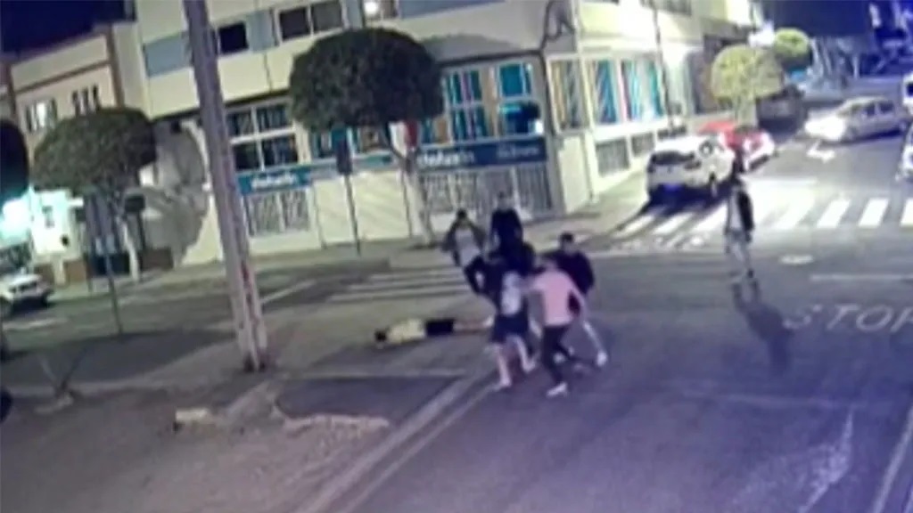 Los jóvenes, tras dejar inconsciente a un varón de 60 años en una calle de Puerto del Rosario. Cedida