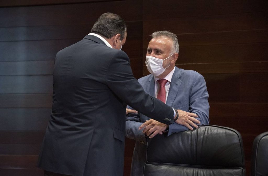 El presidente del Gobierno de Canarias, Ángel Víctor Torres, conversa con el consejero de Sanidad, Blas Trujillo. DA