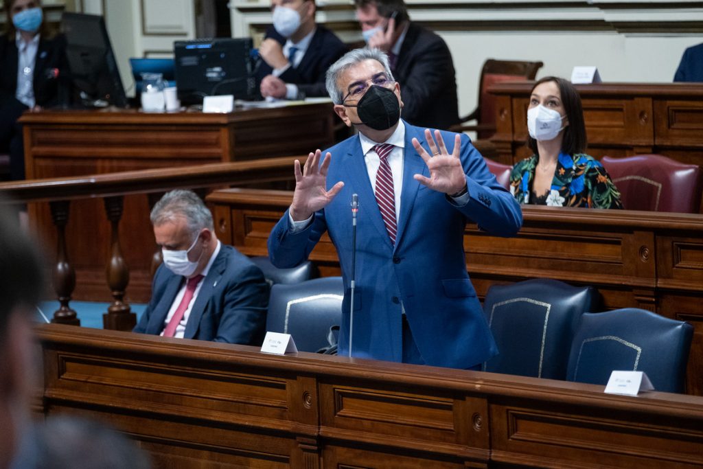 Imagen del Pleno de ayer en el Parlamento de Canarias. Fran Pallero