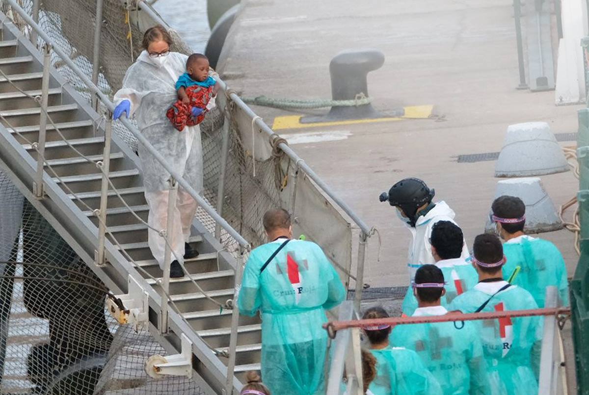 En el puerto de Los Cristianos desembarcaron ayer 41 migrantes, varios de ellos menores, rescatados por Salvamento Marítimo en aguas del Archipiélago. Foto: Fran Pallero