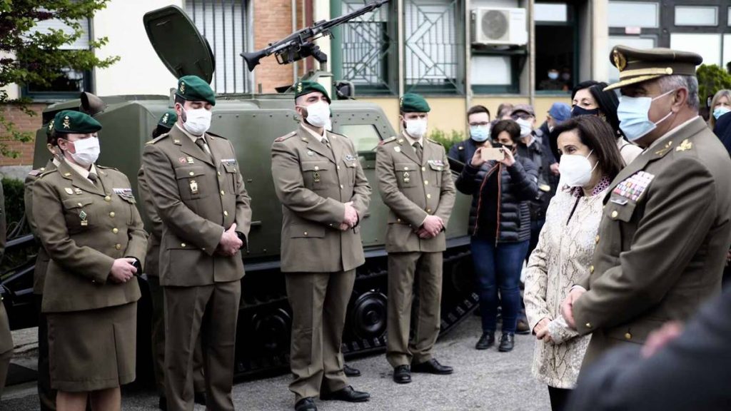 Margarita Robles visita el acuartelamiento de Aizoáin. EP